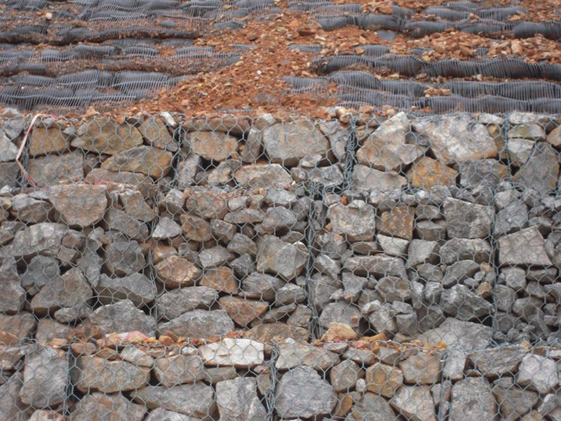 石籠網擋土墻,是石籠網籠子層疊堆砌的擋土建筑物