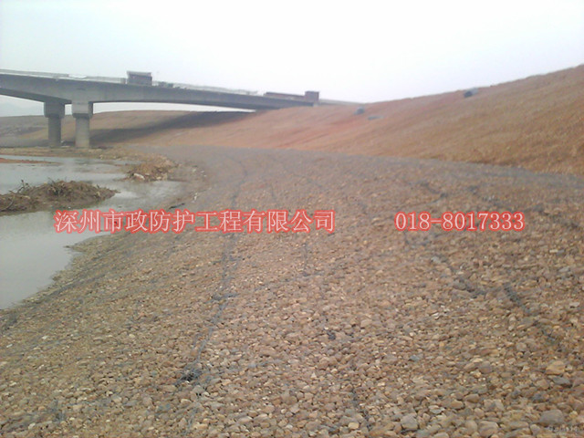 格賓石籠網(wǎng)應(yīng)用在大橋邊坡護(hù)砌及河底護(hù)砌